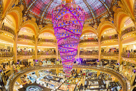 法国巴黎2014年12月1日2014年12月1日在豪斯曼大道著名的GalleriesLafayette百货商店的Swarovsk图片