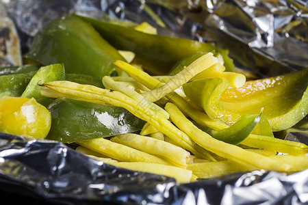 黄豆一片用铝纸烹制的青椒图片
