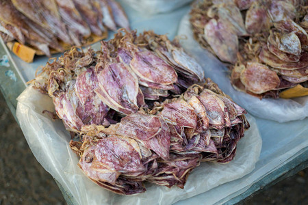 当地市场流行的Lao干盐鱿鱼图片