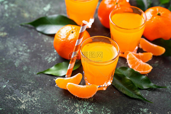 新鲜的橘子汁或酒选择焦点图片