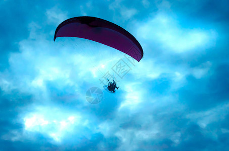 滑翔伞在天空中飞行的底部视图图片