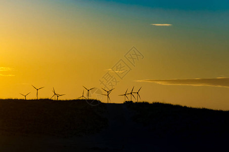 日落时风车农场为清洁能源提供清背景图片