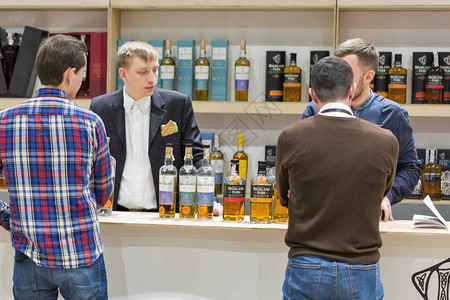 在帕科维展览中心举行的第三届乌克兰威士忌酒节上图片