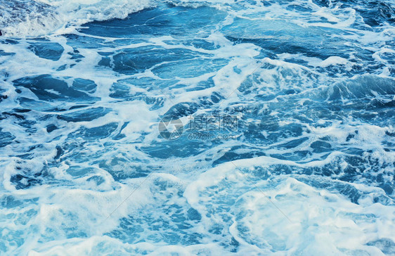 水蓝色海水自然光图片