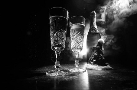 除夕庆祝活动背景与一对长笛和一瓶香槟与圣诞属图片