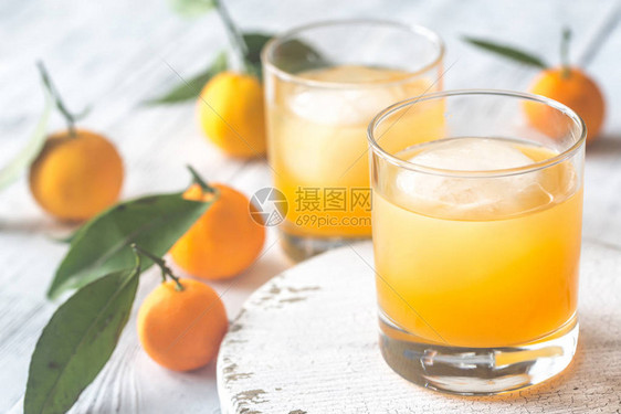 两杯橘子汁图片