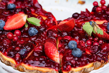草莓和蓝莓蛋糕加浆果贴图片