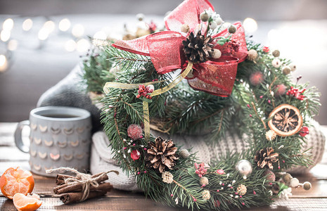圣诞树和装饰品的圣诞静物针织服装和漂亮杯子背景上的节日花图片