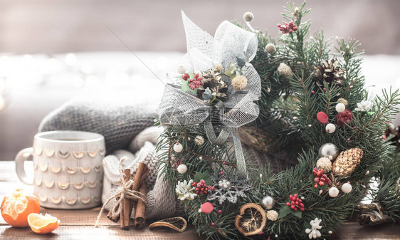 圣诞和装饰品的圣诞静物针织服装和漂亮杯子上的节日花图片
