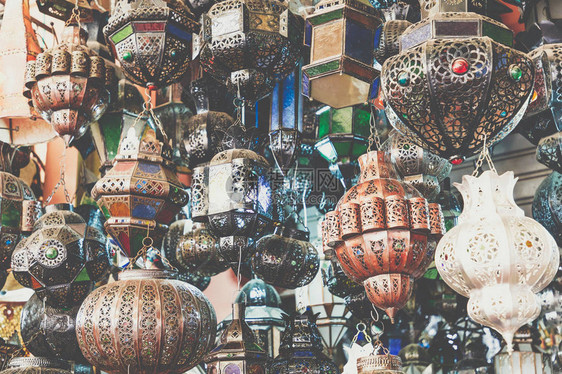 摩洛哥马拉喀什市Medina商店的闪亮摩洛尼黑金图片