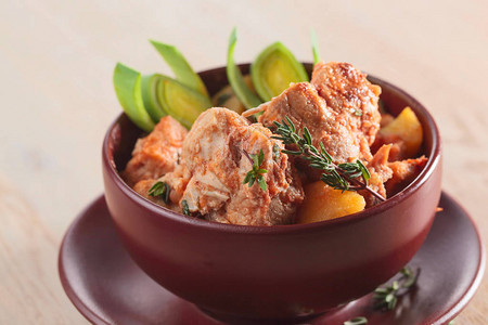 用陶瓷锅炖土豆和胡萝卜的肉图片
