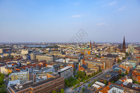 汉堡市从著名的米凯利斯塔向着城市和港图片