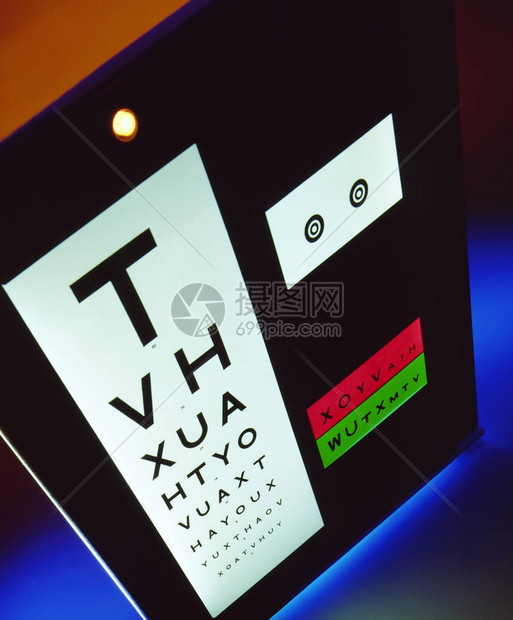 验光师的视力测试配镜师是设计安装和分配矫正镜片以矫正人的视力图片