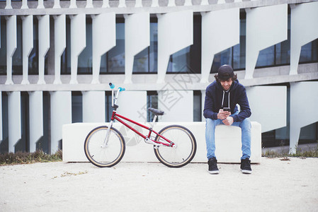 男BMX在街高清图片