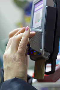 关闭使用信卡刷机支付的手用信卡刷在自助餐厅付款的终端女人在刷卡机中输图片