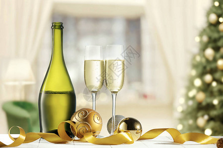 带香槟和酒瓶的玻璃杯以闪亮的图片