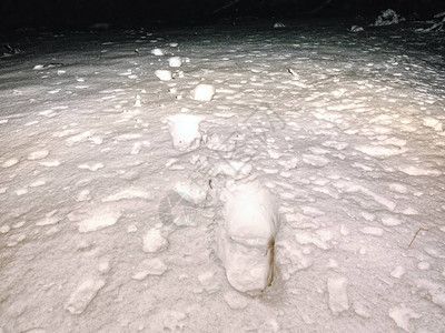 粉雪中的脚印冻草覆盖着霜漆黑寒冷的夜晚在冬夜图片