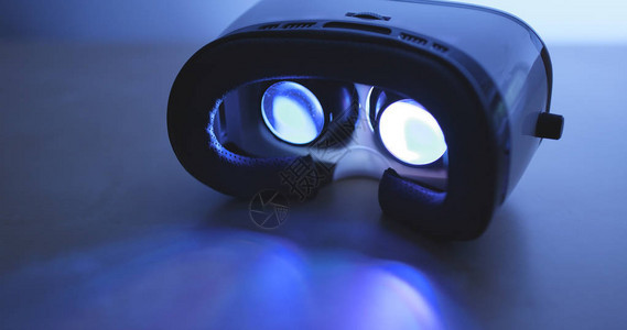 夜间虚拟现实设备infot图片