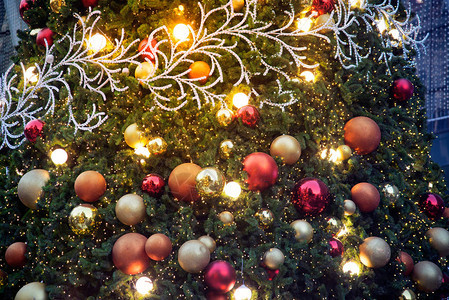 圣诞节和新年庆祝圣诞树上的彩色球图片