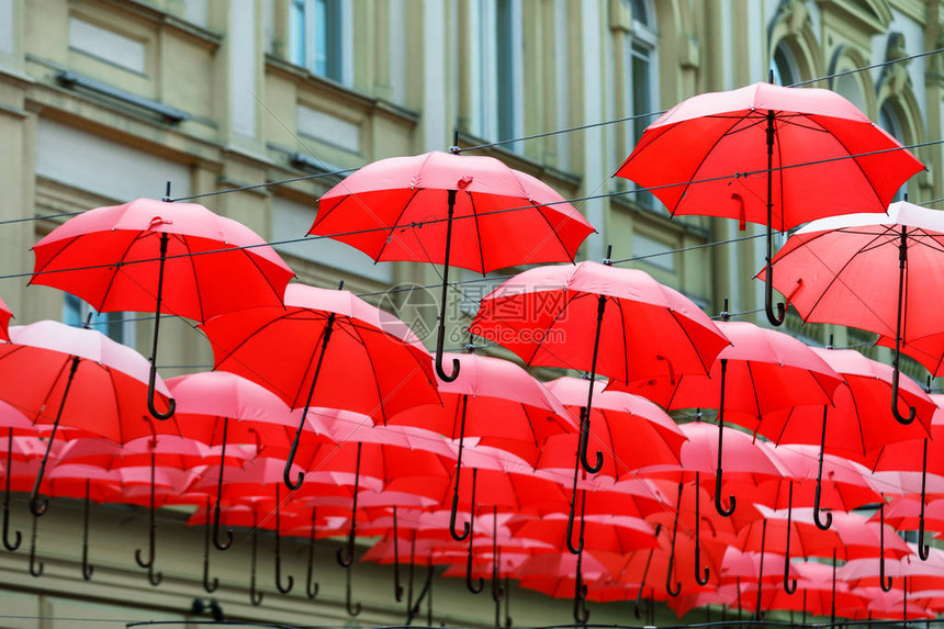 在贝尔格莱德中央街上天顶向天顶的太阳阴影下高清图片下载正版图片505064324摄图网