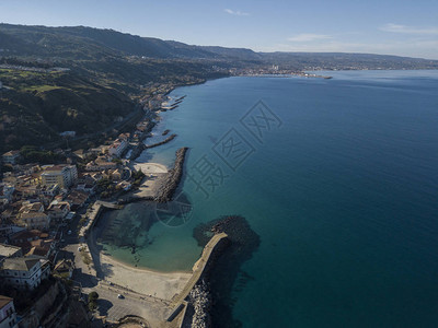 海面上有岩石和岩石的码头的鸟瞰图PizzoCalabro码头图片
