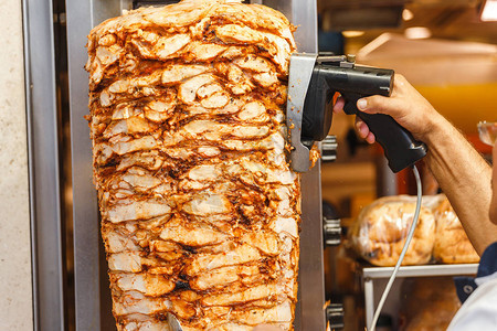 伊斯坦布尔广场上烹制着炸鸡烤肉串和shaurm背景图片
