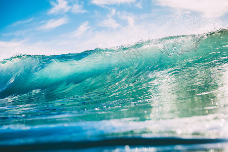 海水中的蓝色波浪清晰的波图片