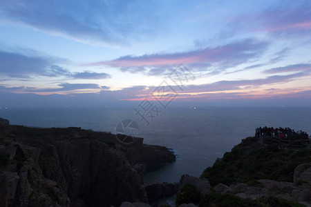 在的浙江黑莓岛天空和海岸黎明前云彩正在变换图片