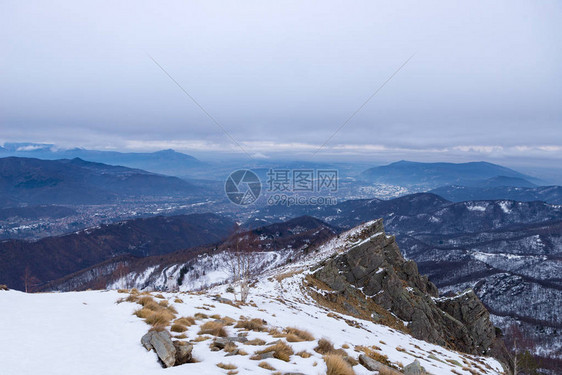 冬季风景高山谷和雪峰山脉云层图片