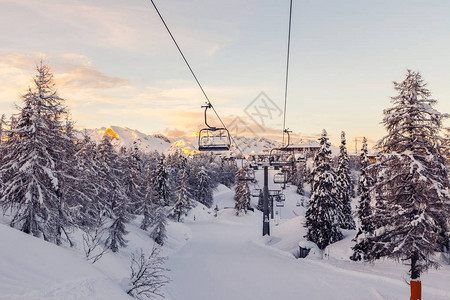 斯洛文尼亚Vogel滑雪中心附近冬季山丘全景图片