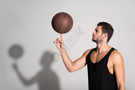 手持篮球的肌肉运动员在白手图片