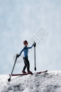 冬季雪景中的微型滑雪者图片