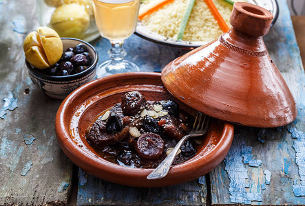 黄瓜无花果葡萄干和杏仁的慢熟牛肉Moroccan图片