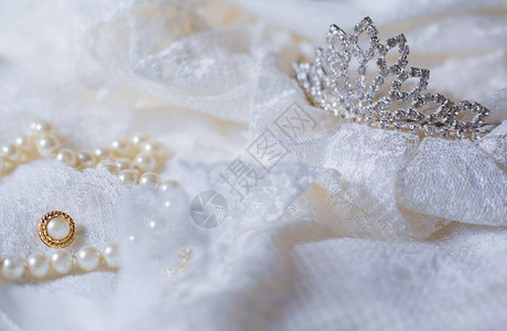 头饰和白色珍珠搭配婚纱背景图片