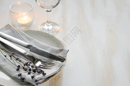 节日餐桌设置为复古或普罗旺斯风格图片