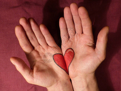 仁慈的观念用双手分享爱心画在棕图片