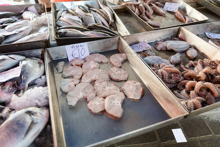 在马耳他岛马萨克斯洛克当地市场上挑选新鲜捕获的鱼和海鲜图片