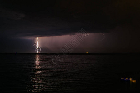 夏日利古里亚海夜间雷暴中的闪电图片