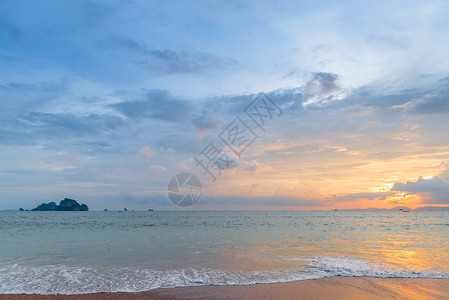 画面右下角美丽的橙色夕阳泰国的海景图片
