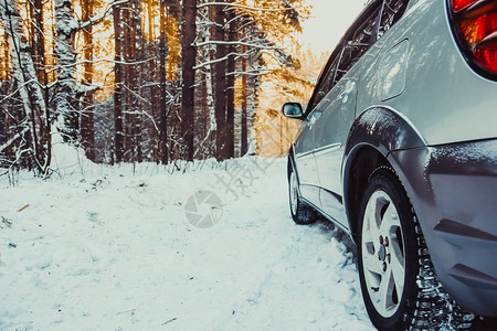 冬季路上的汽车轮胎被雪覆盖早上图片