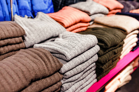 在服装店堆放温暖的图片