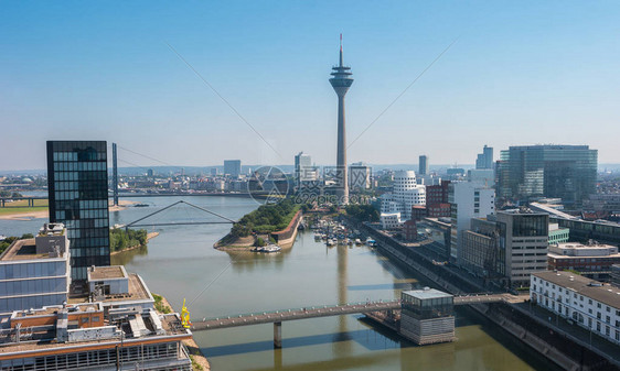 杜塞尔多夫与光塔Rheinturm和媒体港的天空线视图网站和杂图片
