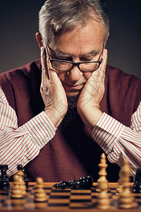 在棋局中投降的老人的画像图片