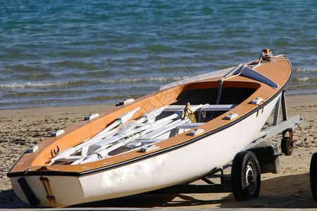皮划艇用于在水上旅行和运动的划艇图片