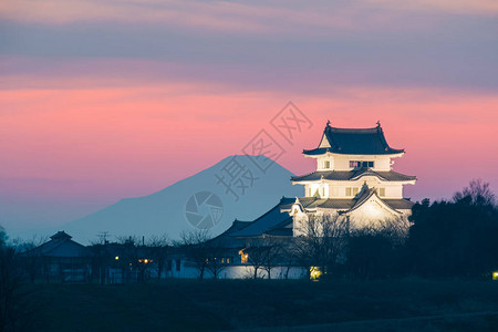 下的关宿城和富士山关宿城是位于日本千叶县西北部野田的一座日本城堡与关宿城相距富士山图片