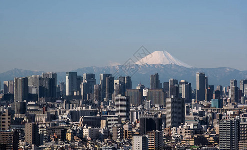 东京城市景观东京市中心建筑和东京塔地标与富士山在晴朗的日子图片