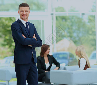 成功的商人站在办公室背景的科勒格人面前图片