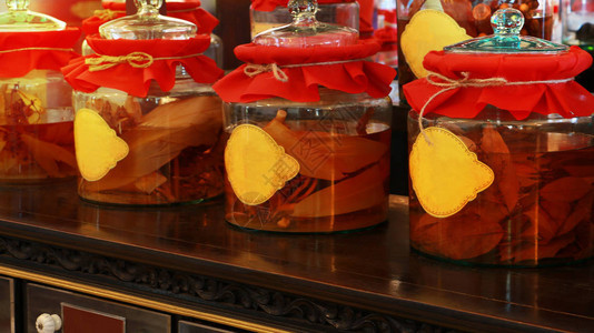 泰国传统药草威士忌装在大瓶罐玻璃中图片