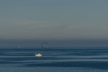 海上和小船上的阴影图片