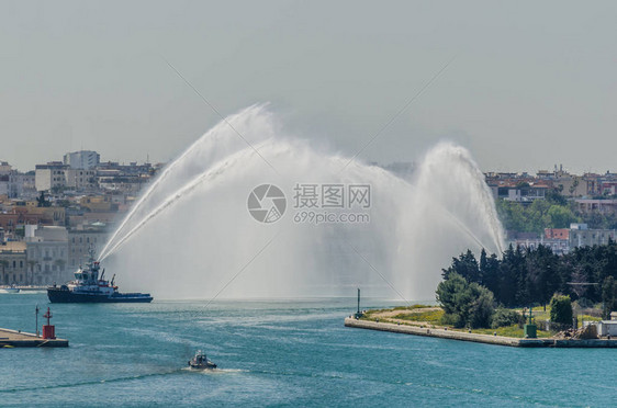 训练期间船只在海上熄灭图片